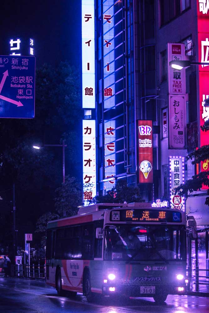 tokyo di notte con atmosfera cyberpunk
